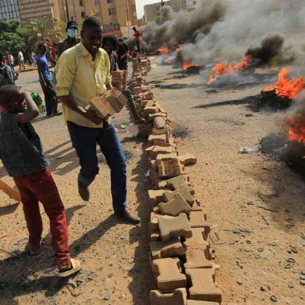 Image copyright AFP, AFP Image caption Sudan unrest raises fear of humanitarian crisis