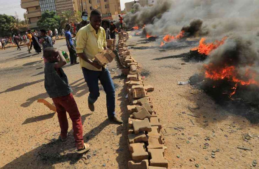 Image copyright AFP, AFP Image caption Sudan unrest raises fear of humanitarian crisis