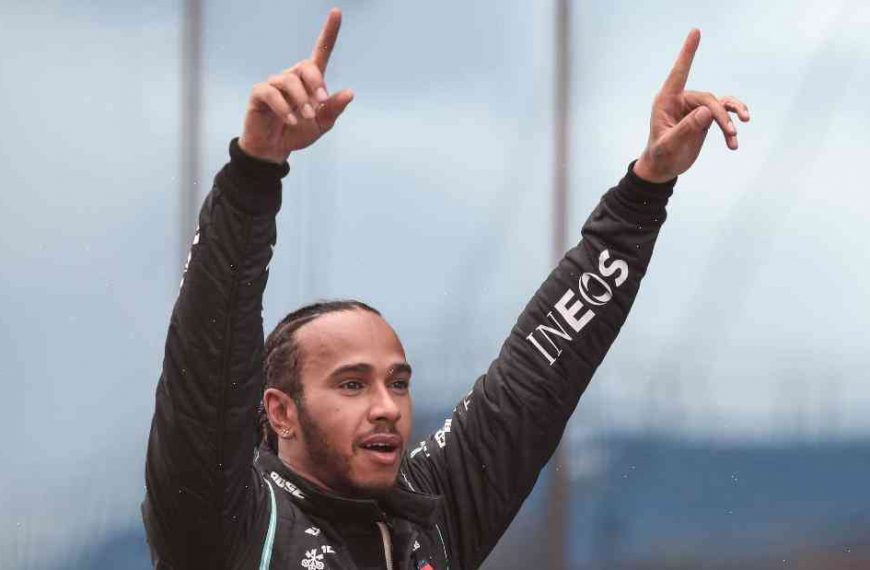 Lewis Hamilton claims fifth F1 world title